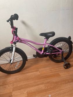 Girls bike w/new helmet