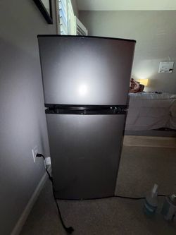 Stainless Steel Top-Freezer Refrigerator insignia