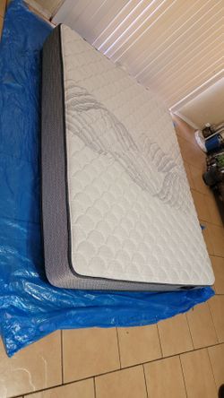 QUEEN SIZE SERTA MATTRESS FOR SALE! IN GREAT CONDITION, FREE DELIVERY