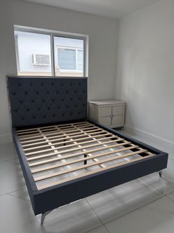 Queen bed frame / cama queen de leather grey