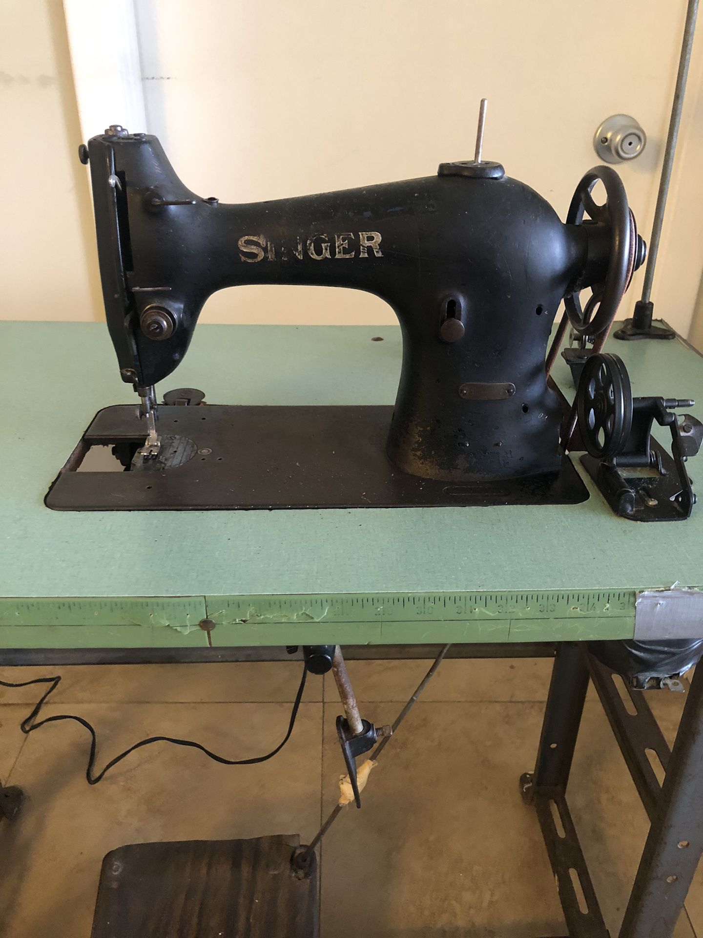 Vintage Singer Industrial Sewing Machine from 1929
