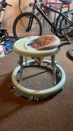Compact baby walker
