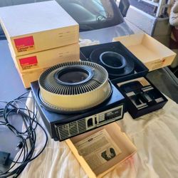 VINGTAGE KODAK Carousel 800 35mm Slide Projector w/140 Tray, ZOOM LENS / Extra Slide Cartridges