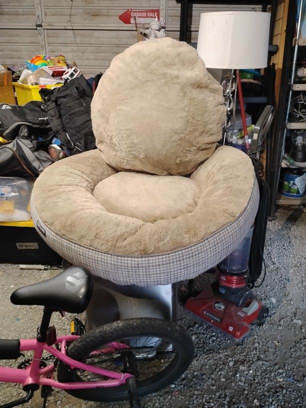 This Is A Brand New Dog Bed With The Extra Pillow
