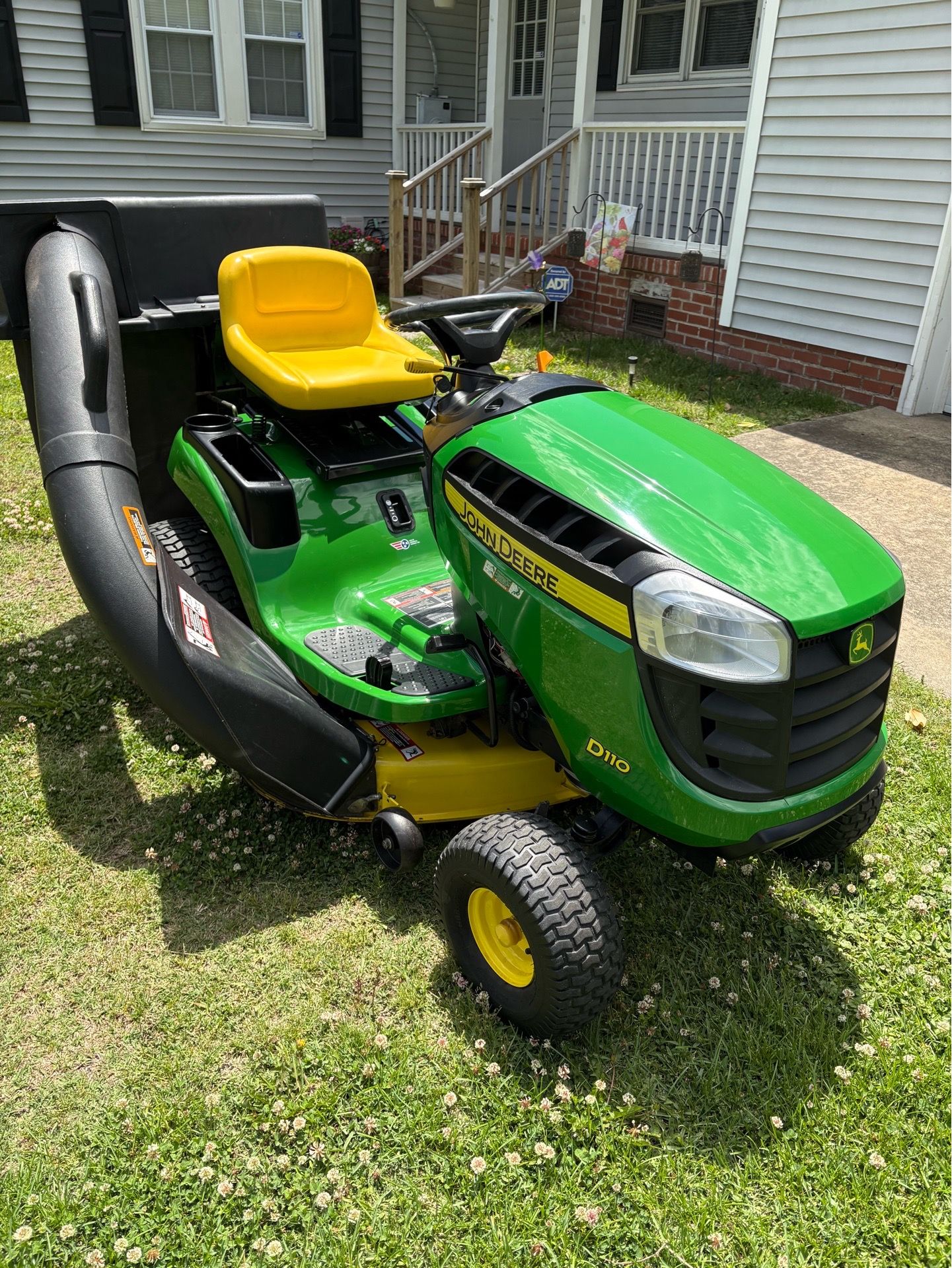 John Deere Riding Lawn Tractor/Mower W/Bagger