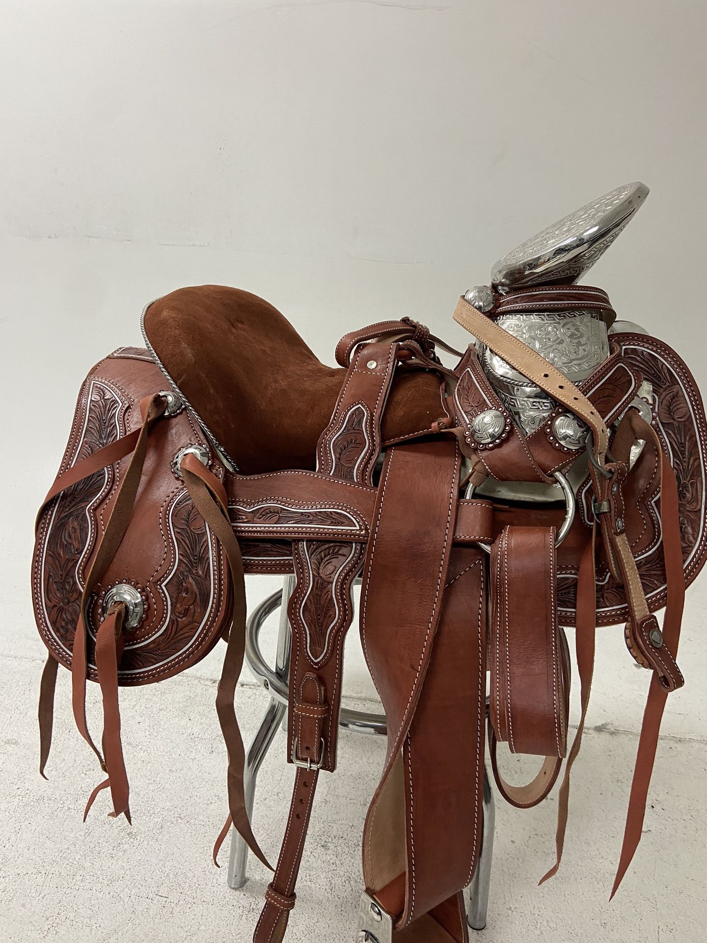 Montura Charra Cincelada A Mano Con Herrage Y Fuste Plateado Completo