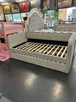 Upholstered Daybed with Trundle w mattress