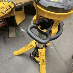 Dewalt 20v Tri POD Light 
