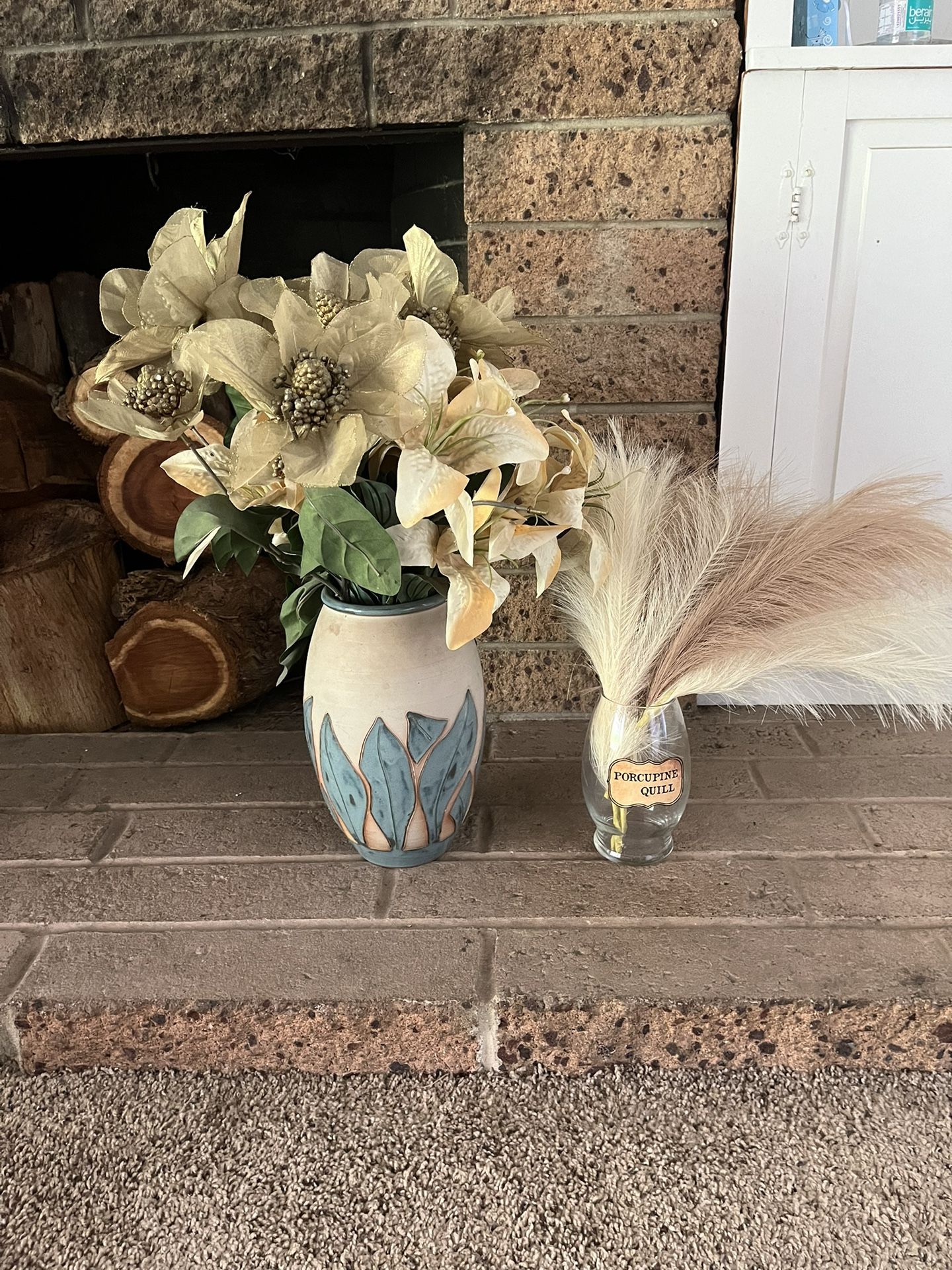 2 Vases With Flowers
