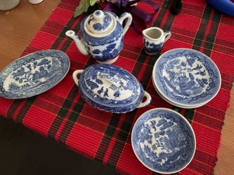 Blue Willow Miniature Tea Set collectibles