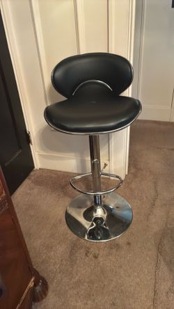 Bar stool with chrome base & leather seat that swivels & adjusts up & down