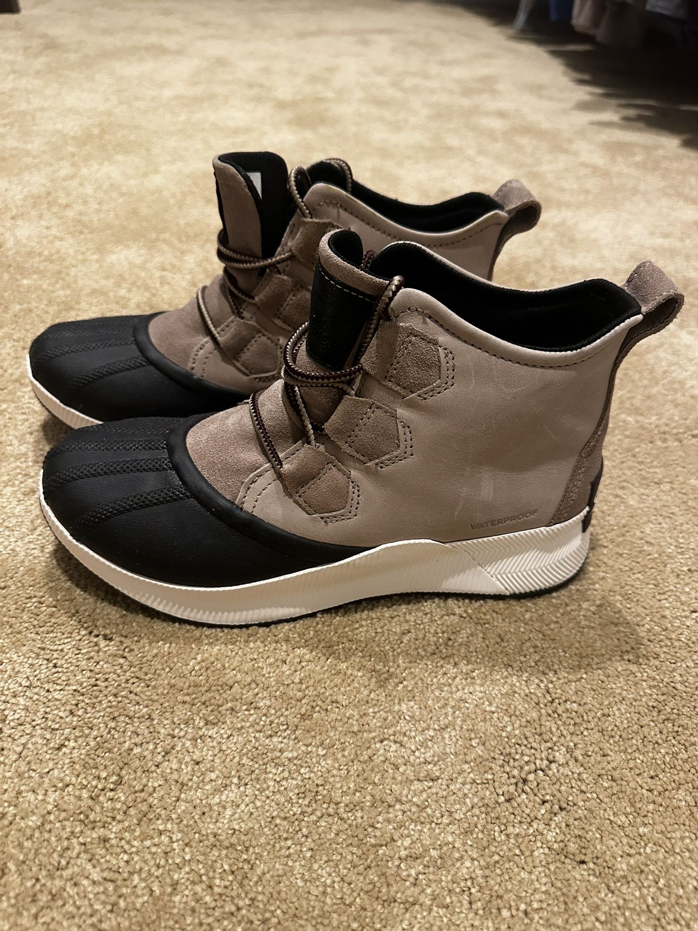 Sorel Out ’N About III Boots – Waterproof – Taupe/Black – Size 7.5