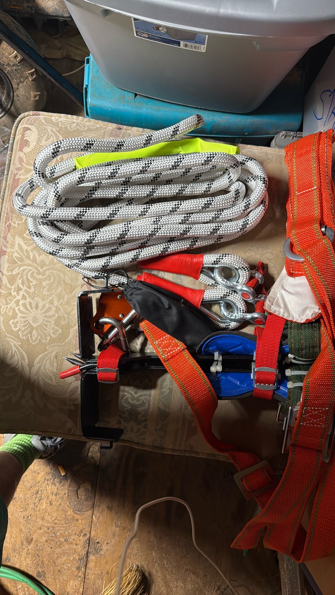 Tree Climbing gear Brand New Never Been Used, With A Saftey Leed.