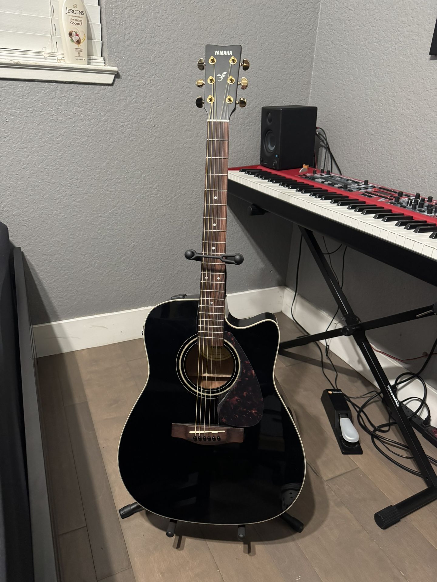 Yamaha FX335C Dreadnought Acoustic-Electric Guitar Black