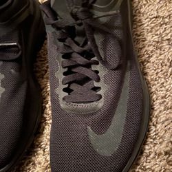 Nike all black shoe size 6 Great Condition 