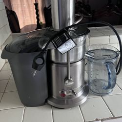 Extractor de jugo marca Braville