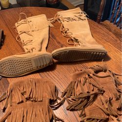 Ladies moccasin boots size 6  Cute