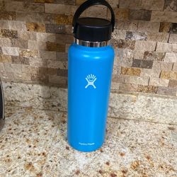 GENTLY USED 40 oz HYDROFLASK!!! 