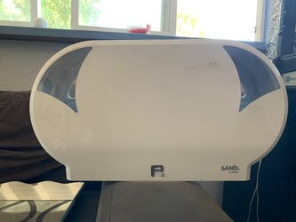 Paper towel dispenser