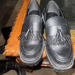 American Eagle Black Tasel Slip On Loafer - Size 8