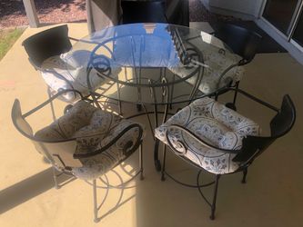 Patio table/Chairs Baker’s Rack