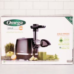 Omega Cold Press 365 Juicer H3000D + Slicer/Shredder - LIKE NEW