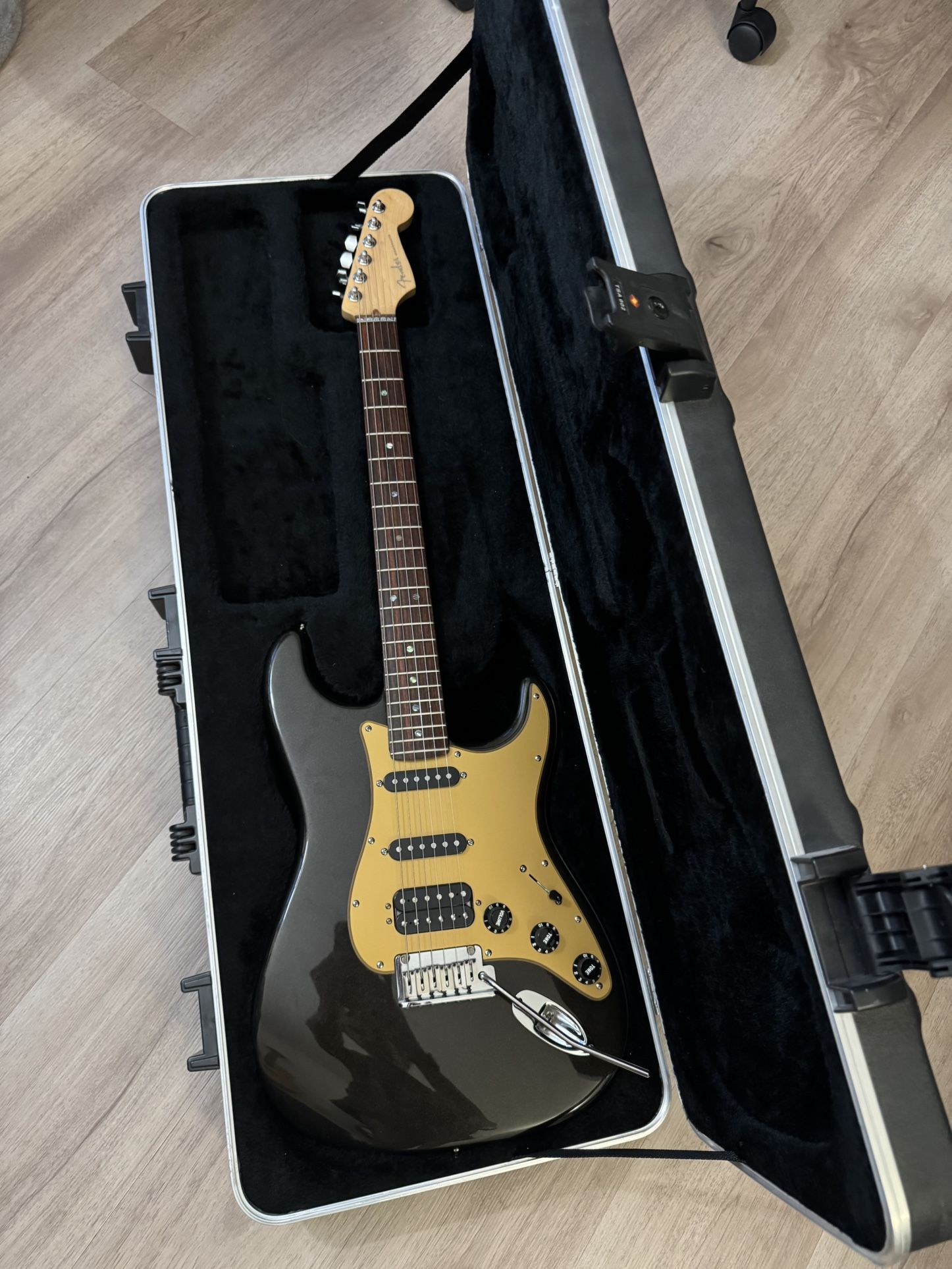 FS/FT: Fender American Deluxe Stratocaster HSS Electric Guitar
