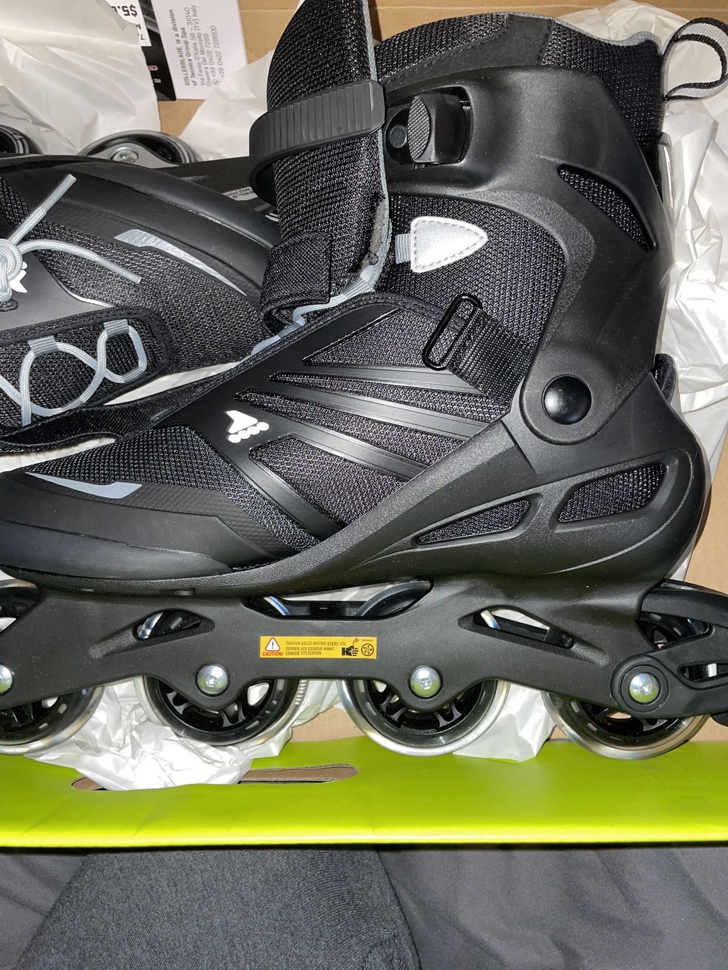 New men's skates in good condition, still in their packaging