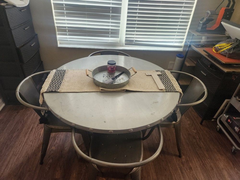 Farmhouse Table W/4chairs