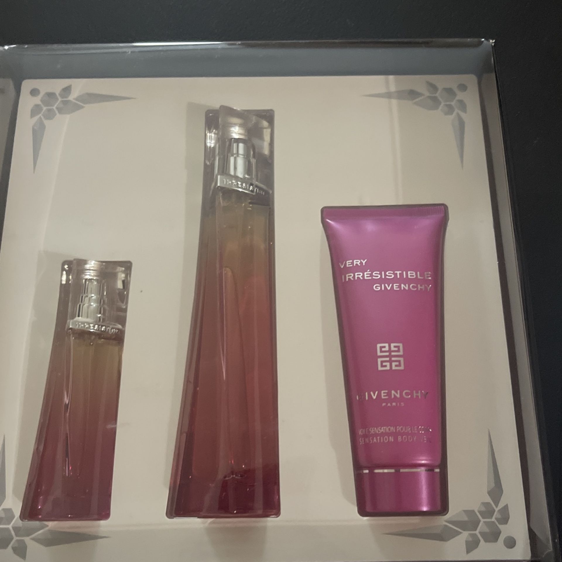 Brand New - Givenchy Set 