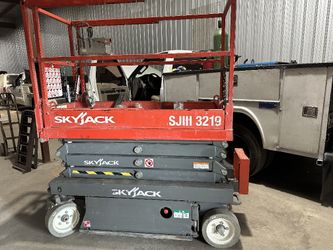 SkyJack Lift 