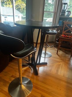 Brown Round Bar Table with 2 Bar Stools