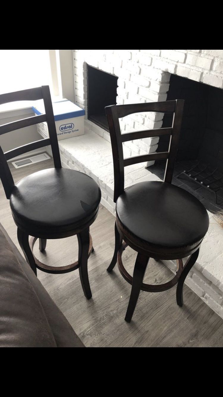 2 bar stools/chairs