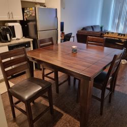 Pub Dinning Table With 4 Chairs 