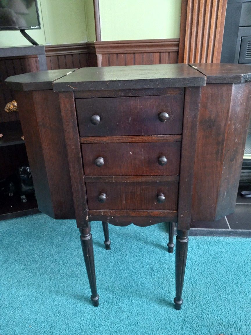 Vintage Martha Washington Sewing Table in great condition