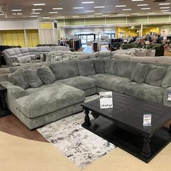 🎀 Lindyn Velvet Sectional With Chaise 🎀On Display 🎀 Finance and Delivery Avaliable 