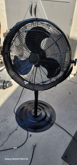 24" Industrial 3 speed fan with misters don't miss out