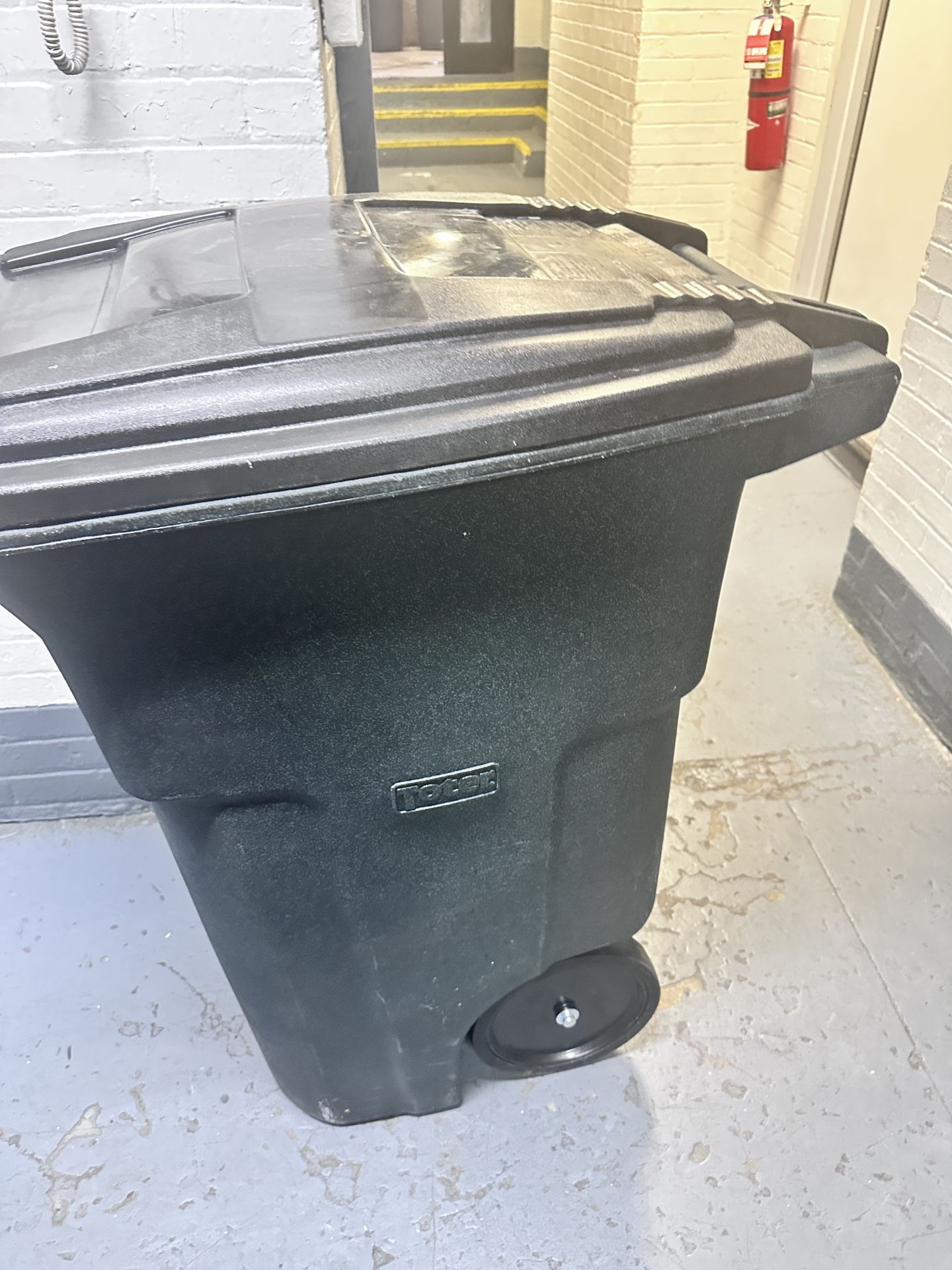 Brand New 64 Gallon Garbage Cans and Lid Heavy Duty Construction Built