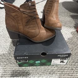 NEW- woman’s brown boots size 6.5