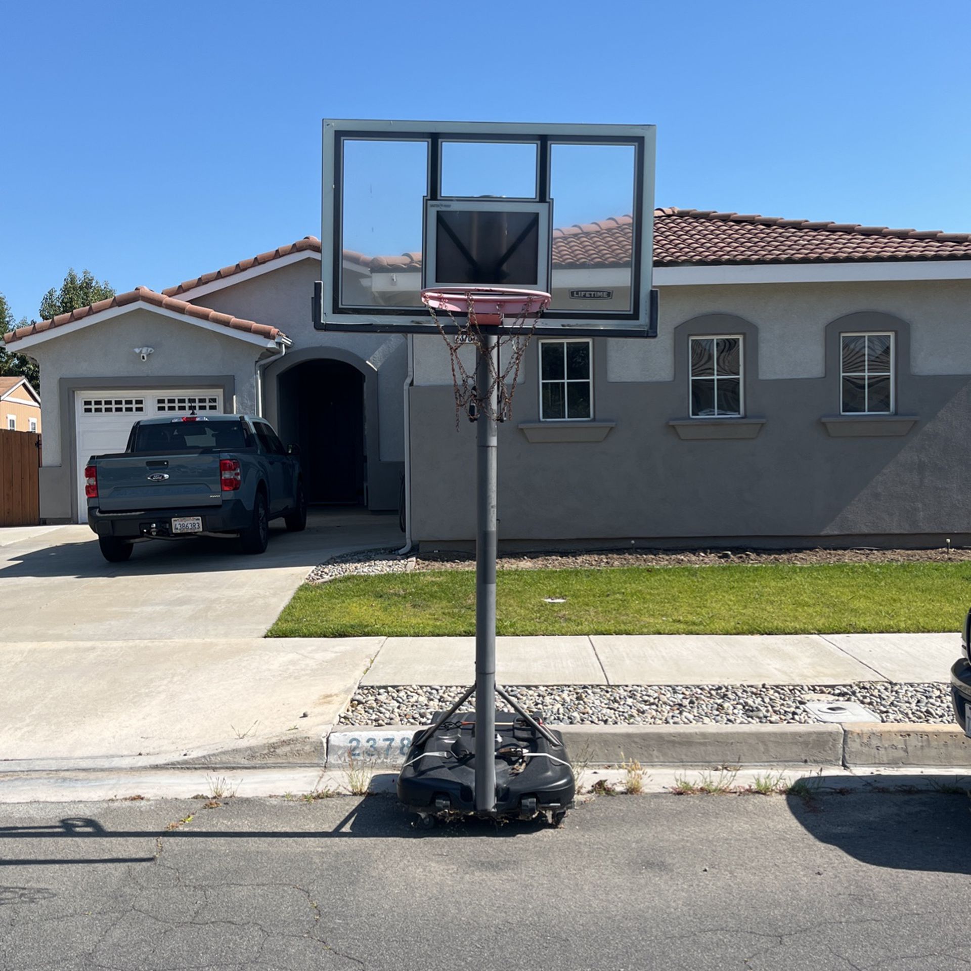 Lifetime Outdoor Basketball Hoop 