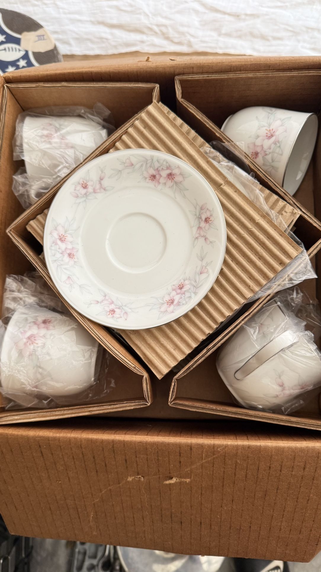 πΈ Vintage Floral Porcelain Dinnerware Set β 12 Pieces Beautiful porcelain set with a delicate pink flower design. Includes: β’ 4 large dinner plates β’