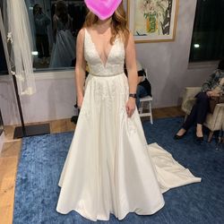 NEVER Worn Wedding Dress