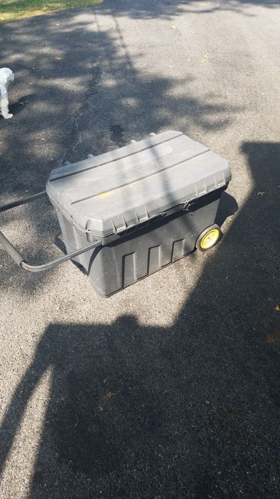 Storage tote with handles and wheels