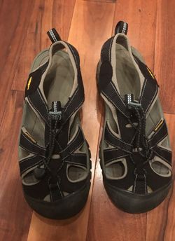 Keen ladies size 8 or could be youth size 6.5-7