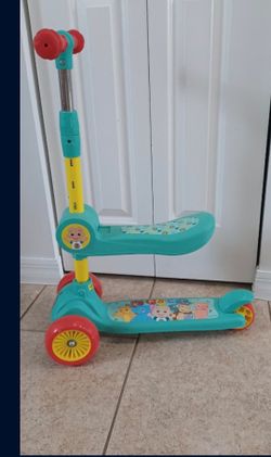 CoComelon Kids 3-Wheel Scooter with Seat