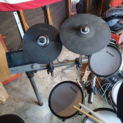 Electric  Drum Set An A Flying Guitar  With Amp