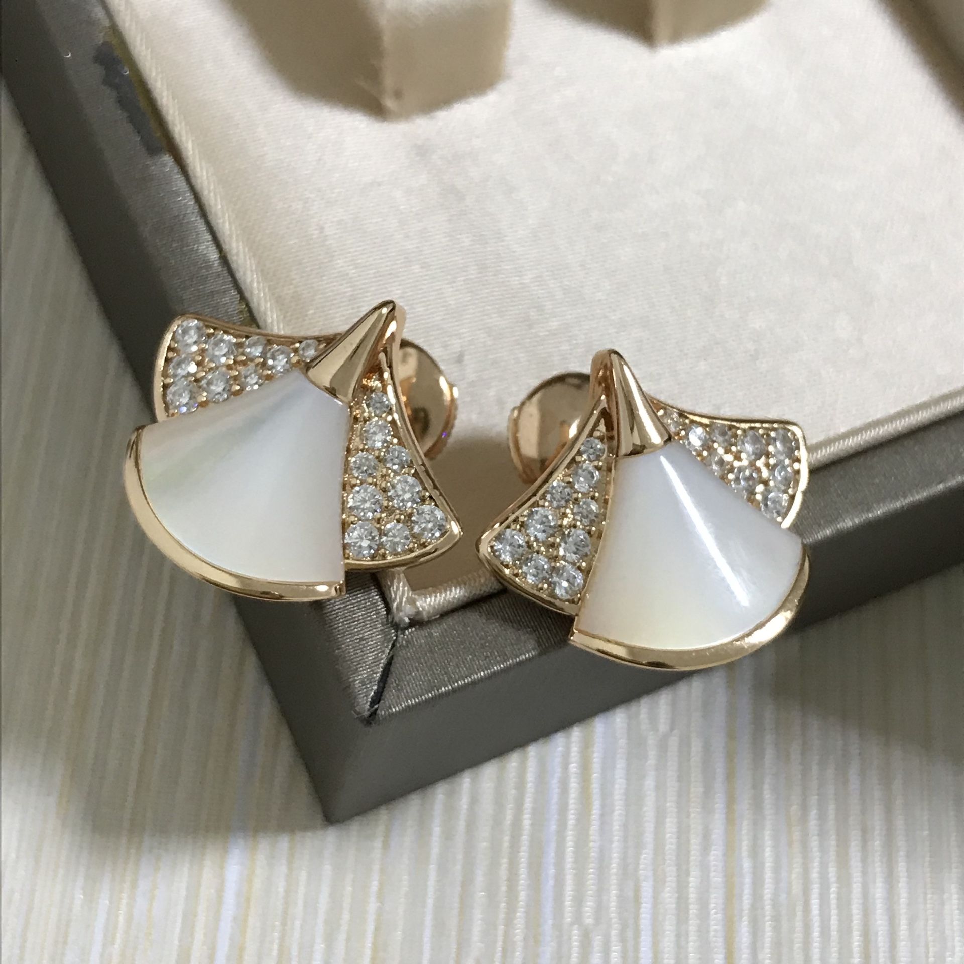 No-used Bvlgari Divas` Dream Earrings Paved Diamond Stud Earrings Aristocratic Pearl SpikeĀ Earrings
