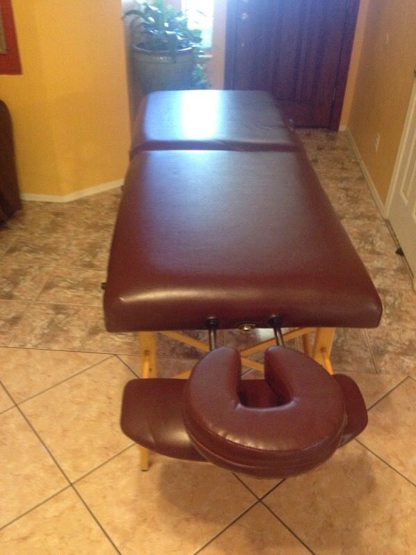 LifeGear Deluxe Massage Table with Carry Bag Burgundy