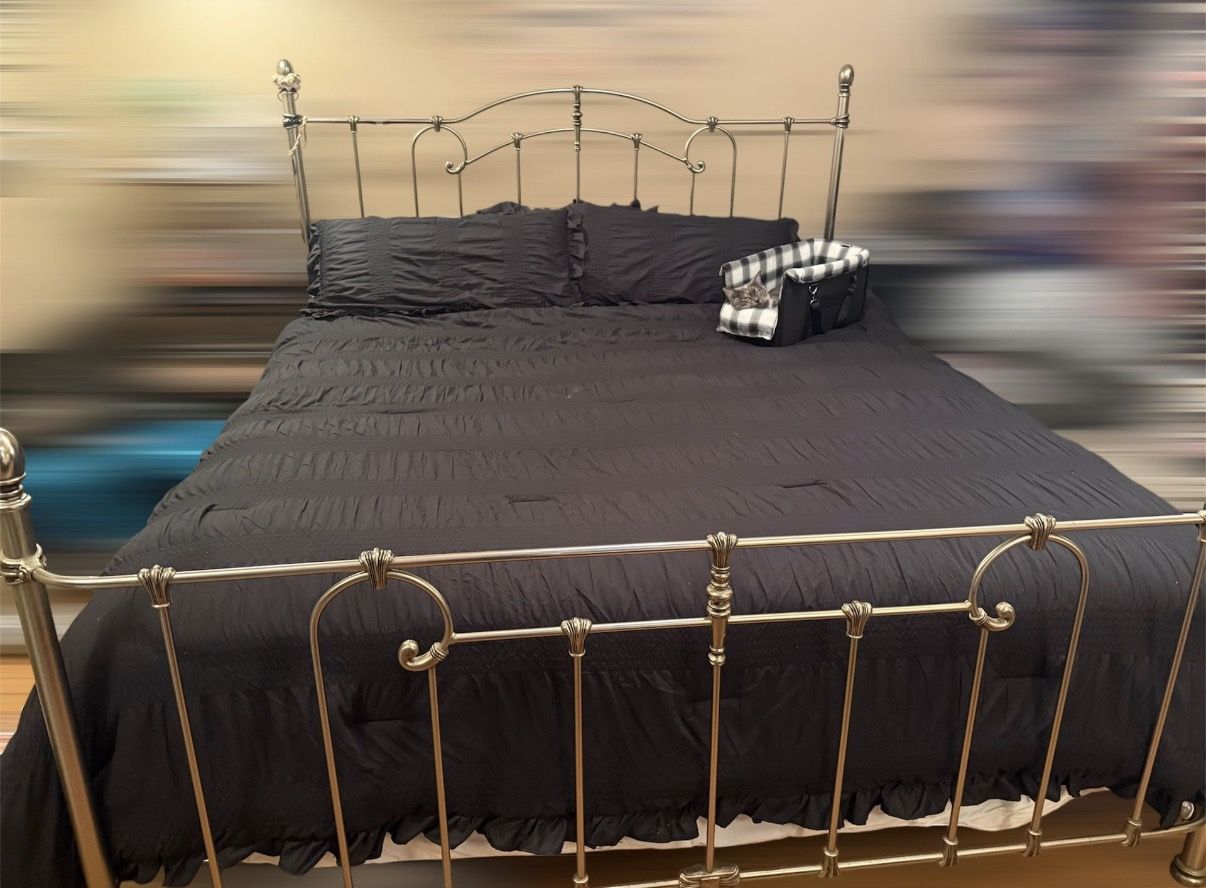 King Bed: Frame, Headboard, Footboard, Mattress, Box springs
