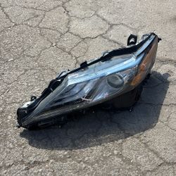 2018-2020 Toyota Camry XSE, XLE Left Driver Side Side Headlight